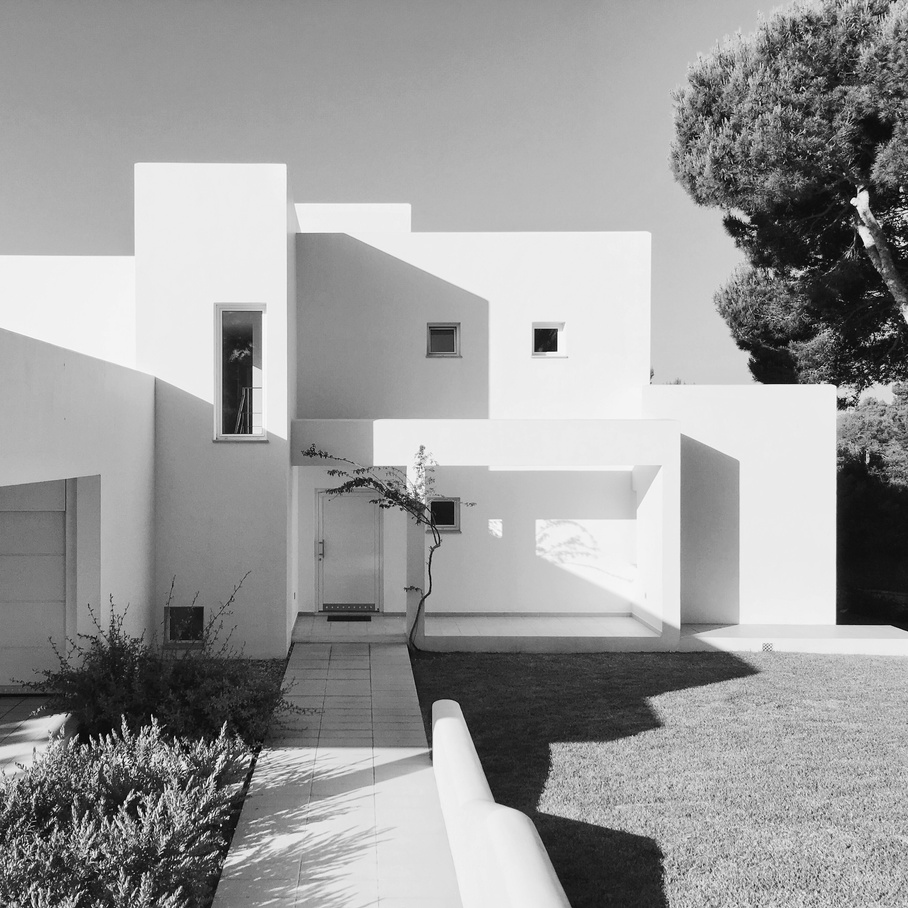 a black and white photo of a modern house